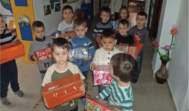 Preşcolarii de la Grădiniţa cu Program Normal „Ţăndărică” Suceava au predat centrelor de colectare 90 de cadouri