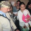 Preşcolarii de la Grădiniţa Cei 7 Pitici le-au oferit daruri mamelor, copiilor şi viitoarelor mămici de la Centrul Maternal Suceava