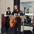 Adrian Beznă, „însoţit” de chitară, şi poetul Sorin Poclitaru. Foto: Artistul
