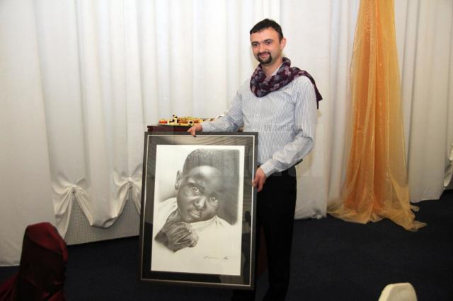 Bogdan Adomniţei a cumpărat la licitaţie lucrarea realizată în creion de artistul sucevean Lucian Mînecan