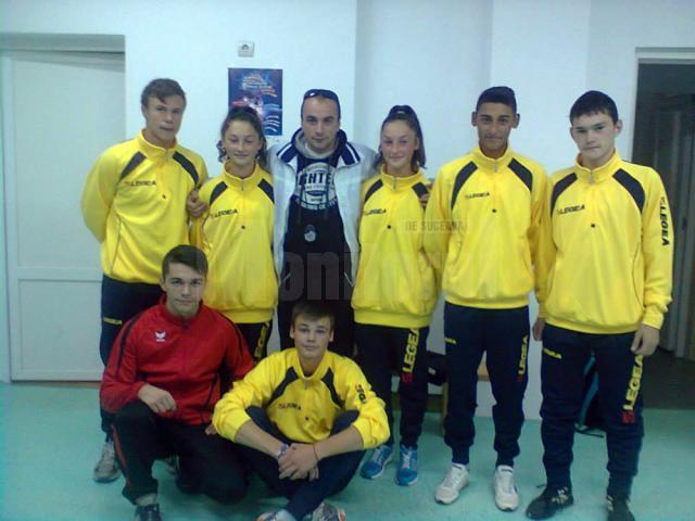 Antrenorul Bogdan Roșcăneanu alături de atleții săi de la CSȘ Rădăuți