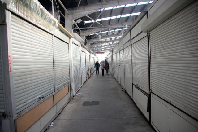 Comercianţii din bazar si-au închis chioşcurile la venirea inspectorilor antifraudă
