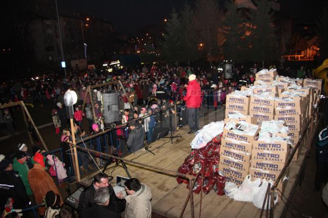 Mii de cadouri au fost oferite copiilor, aseară, în cartierul Burdujeni