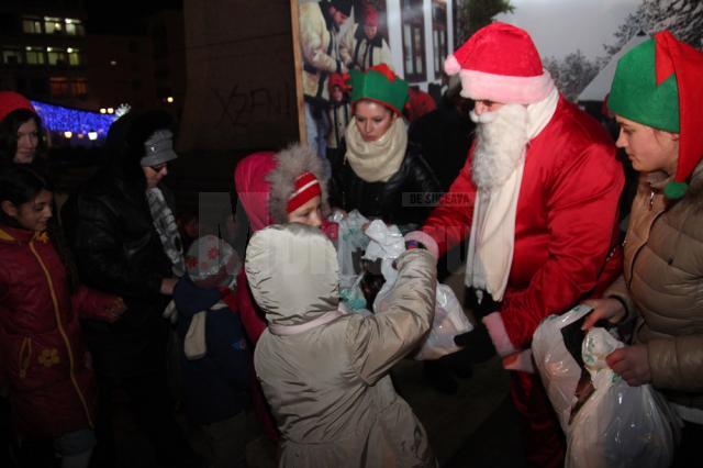 Mii de cadouri pentru copii au fost împărţite la bradul din centrul Sucevei