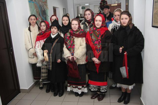 Elevii Şcolii Populare de Arte, cu colindul la redacţia ziarului Monitorul de Suceava