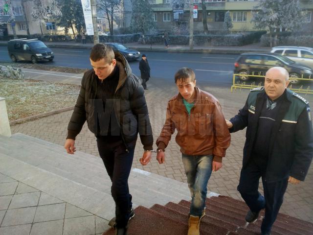 Cei doi suspecţi, Ion Starciuc şi Valentin Marcu, ambii de 20 de ani, au fost arestaţi preventiv vineri după-amiază de Tribunalul Suceava