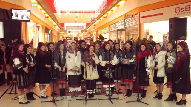 Ansamblul de studenţi Arcanul USV a susţinut un spectacol cu tradiţii ale sărbătorilor de iarnă