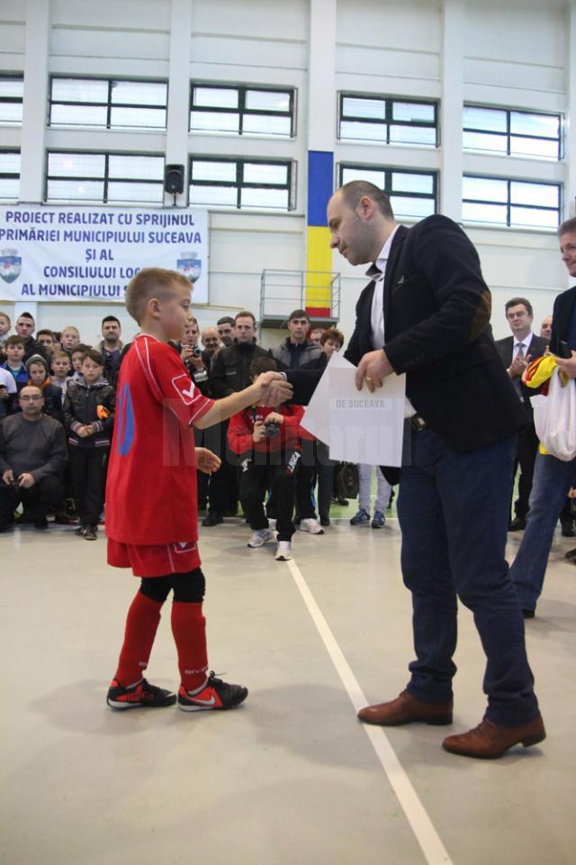 Gică Popescu i-a premiat pe câștigătorii Cupei „Moș Crăciun” de la Suceava