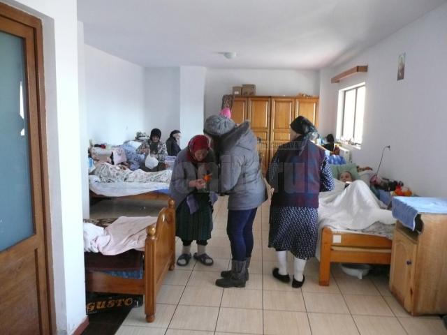 Elevi din Plopeni, în vizită la azilul din Bogdăneşti