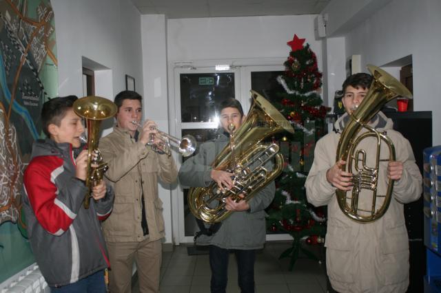 Patru elevi ai Colegiului de Muzică „George Enescu” Bucureşti au colindat redacţia Monitorului de Suceava