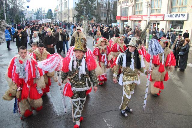 Câteva zeci de formaţii de urători vor participa la ediţia de anul acesta a paradei obiceiurilor de iarnă