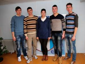 Geanina Beleagă alături de antrenorul Ioan Despa și colegii săi premiați de la secția de canotaj a CSM Suceava