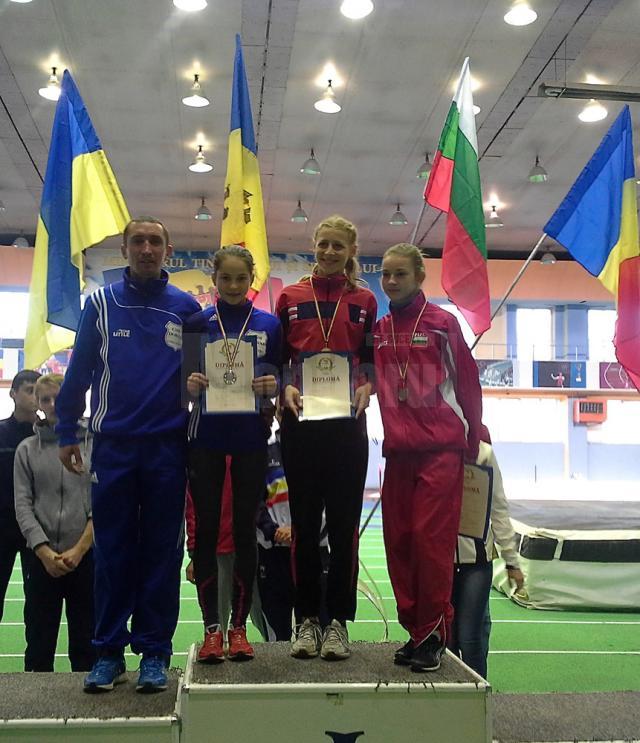 Antrenorul Cristian Prâsneac, alături de sportiva sa Alina Vîntu, locul doi și câștigătoarea probei de 1500 de metri, Ana Maria Bucătariu, de la LPS Suceava