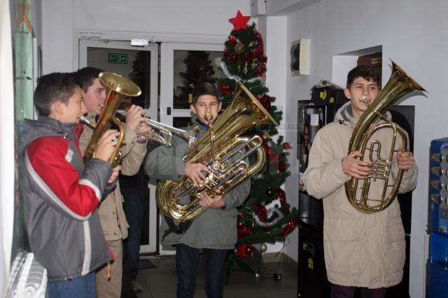 Tineri rădăuţeni, elevi ai Colegiului de Muzică „George Enescu” Bucureşti, au colindat Monitorul de Suceava