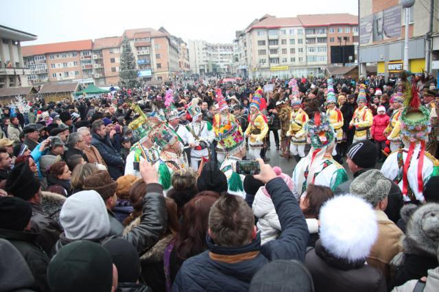 Mii de persoane au venit in centrul Sucevei pentru a participa la spectacolul de datini si obiceiuri