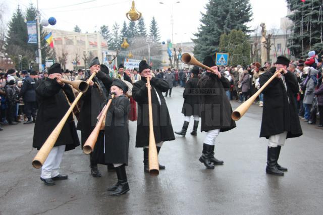 Buciumaşii din Câmpulung Moldovenesc au deschis parada obiceiurilor de iarna