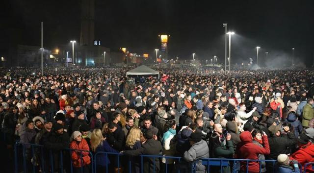 Mii de suceveni au petrecut Revelionul în aer liber - foto Artistul.ro