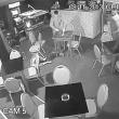 Bărbat bătut crunt într-un bar, cu un par, sub privirile nepăsătoare a trei martori