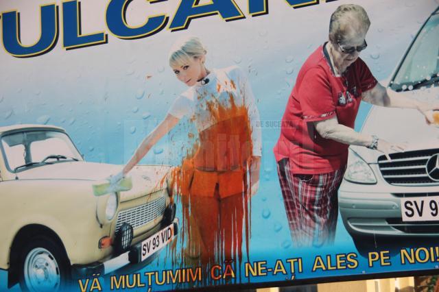 Panoul care face reclamă unei spălătorii auto din cartierul Burdujeni a fost mânjit cu vopsea