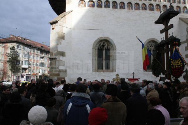 Slujba de Bobotează a adunat zeci de mii de credincioşi la bisericile şi mănăstirile din judeţ