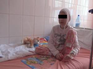 Adina Macoveiciuc, tânăra de 19 ani menţinută de mamă cu forţa la stadiul de bebeluş