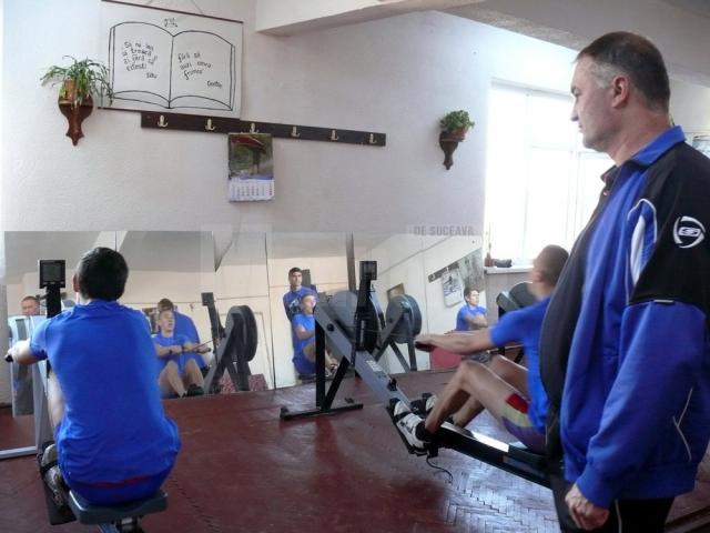 Antrenorul Vasile Avrămia îşi supraveghează atent elevii în timpul pregătirii la ergometru