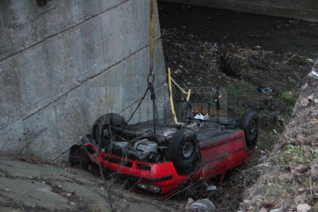 O maşină cu trei pasageri a plonjat de pe podul de la ieşirea din Suceava spre Şcheia