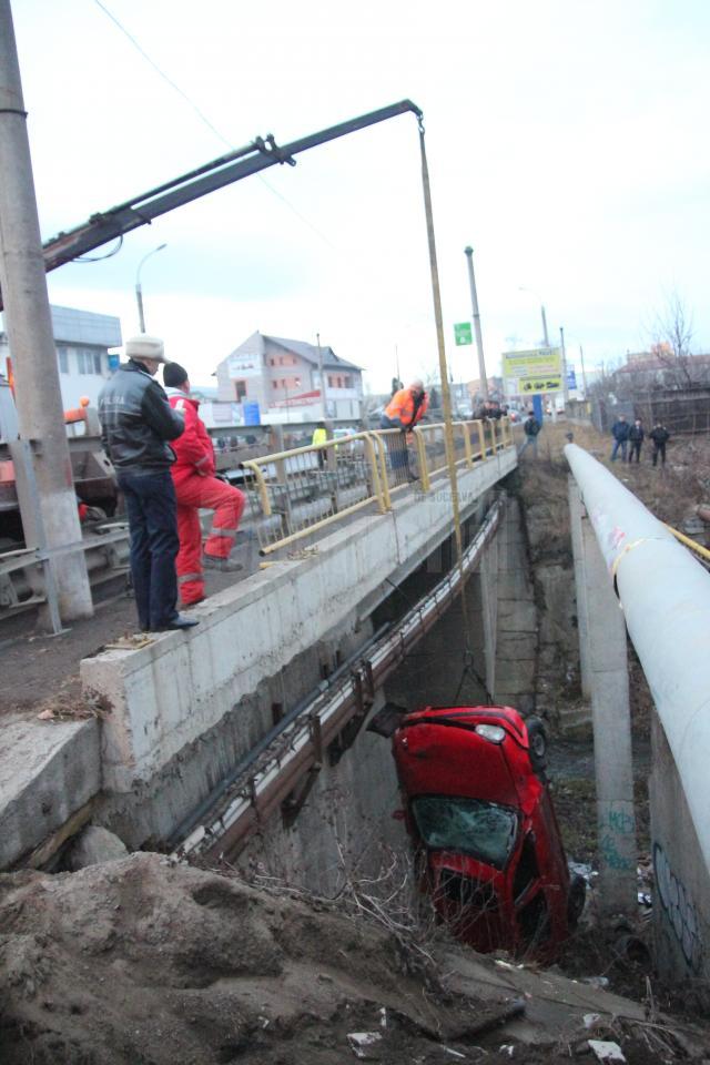 O maşină cu trei pasageri a plonjat de pe podul de la ieşirea din Suceava spre Şcheia