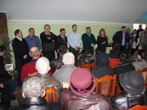 Președintele Organizației Municipale Suceava a PDL, deputatul Ioan Balan, deputata Sanda-Maria Ardeleanu și majoritatea aleșilor democrat-liberali din Consiliul Local Suceava