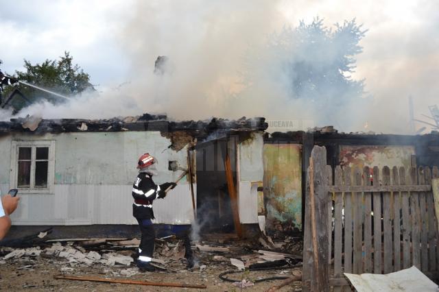 Un puternic incendiu a izbucnit luni după-amiază într-o gospodărie din comuna Dărmăneşti