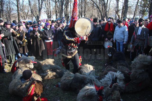 Festivalul Obiceiurilor de Iarnă de la Drăguşeni întâmpină Anul Nou pentru creştinii ortodocşi de rit vechi