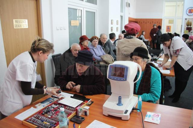 Consultaţii oftalmologice gratuite oferite de femeile din PDL Suceava