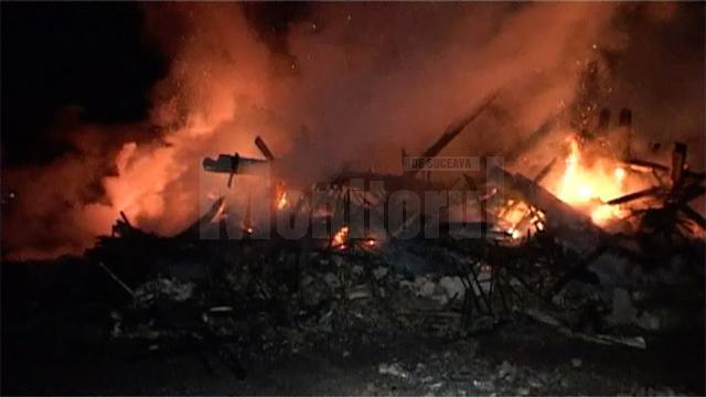 Un puternic incendiu a izbucnit luni seară într-o gospodărie din satul Dumbrăveni, comuna Râşca