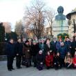 Fotografie de grup la monumentul lui Mihai Eminescu