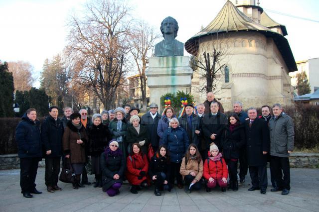 Fotografie de grup la monumentul lui Mihai Eminescu
