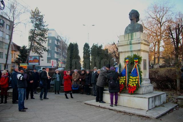 Depunere de coroane de flori la monumentul lui Mihai Eminescu