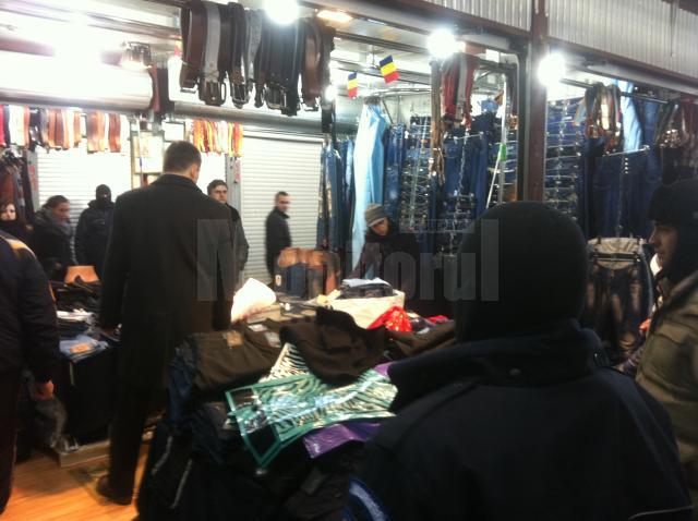 Inspectorii antifraudă au confiscat mărfuri de la comercianţii ilegali din Bazarul Sucevei