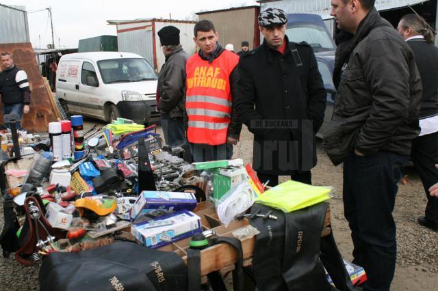 Inspectorii antifraudă au verificat legalitatea activităţii comercianţilor din bazarul Sucevei
