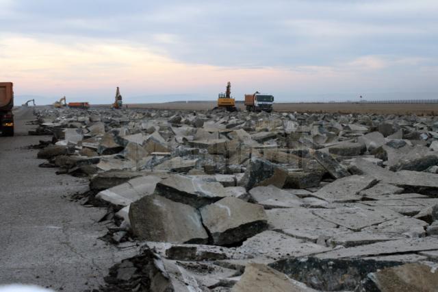 Actuala pistă de beton a aeroportului va fi spartă în următoarele două săptămâni
