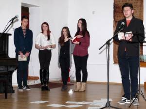 Eminescu a fost omagiat şi de tinerii actori ai Trupei de teatru „Birlic” cu un recital de poezie