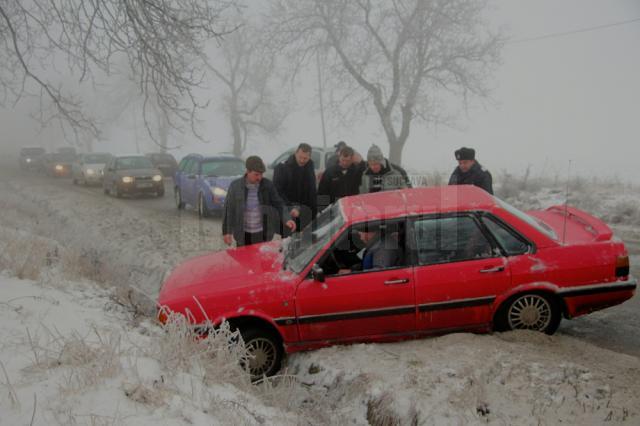 Maşină ajunsă în şanţ din cauza poleiului