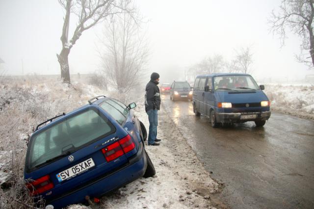 Maşină ajunsă în şanţ din cauza poleiului