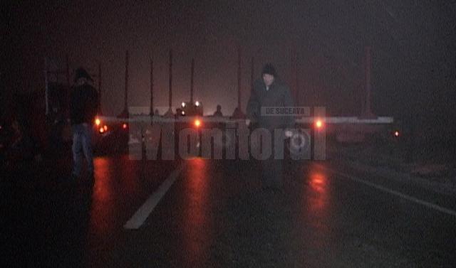 Drumul european 576, care leagă Suceava de Vatra Dornei, a fost blocat aseară, în jurul orei 20.00, după ce un tir a derapat şi s-a pus de-a curmezişul carosabilului în zona Trei Movile - Şcheia