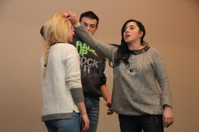 Vica Bucun, coregrafa vedetelor de la „Dansez pentru tine”, îi pregăteşte pe actorii trupei de teatru studenţesc Fabulinus
