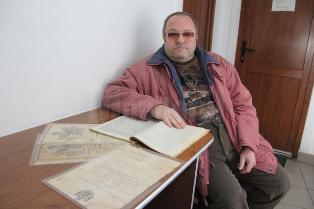 Nicolae Sergiu Coclici cu documentele tatălui său