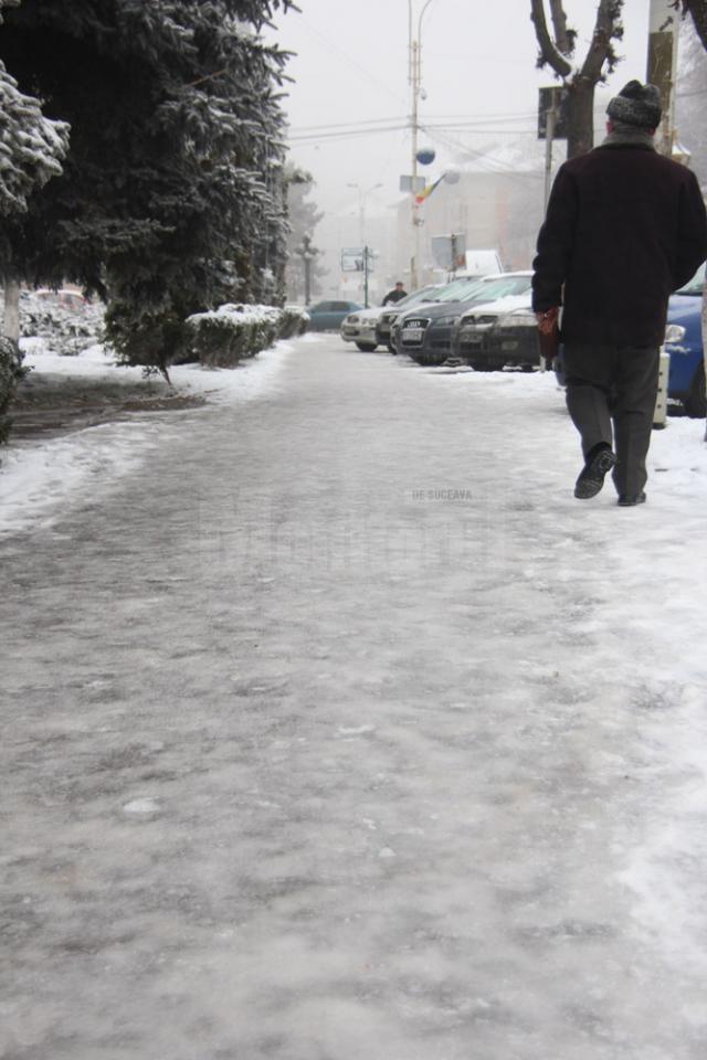 În unele zone, trotuarele s-au transformat în adevărate patinoare