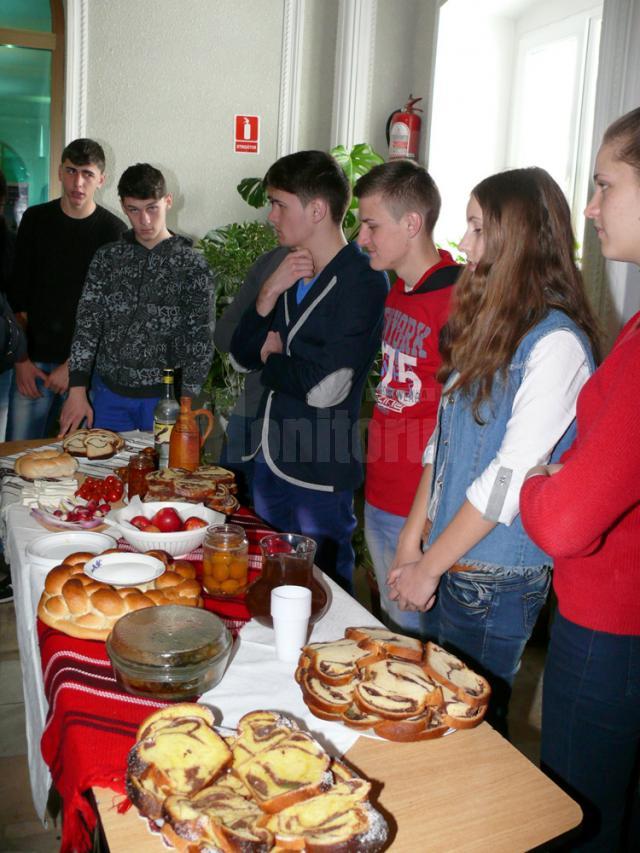 Unirea, sărbătorită la Colegiul “Vasile Lovinescu” din Fălticeni cu expoziţie de produse tradiţionale din cele trei provincii istorice