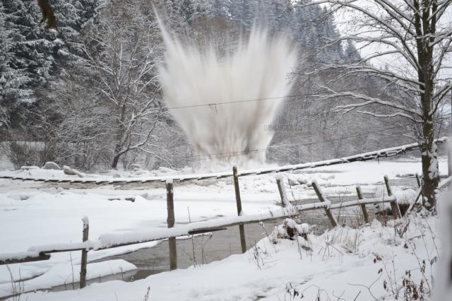 Explozie la un pod de gheaţă