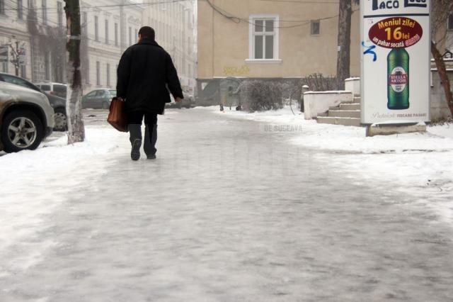 În această săptămână, peste 50 de persoane au avut nevoie de îngrijiri medicale după ce au alunecat şi au căzut pe gheaţă