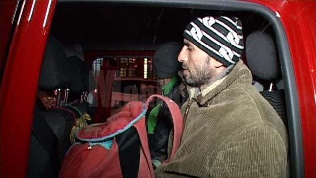 Opt dintre cei zece oameni fără adăpost găsiţi în Gara Burdujeni au acceptat să fie transportaţi la centrul de noapte de la Biserica Sf. Vineri